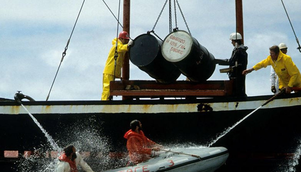Activistas de Greenpeace tratando de impedir el depósito de los bidones submarinos en 1981 en una foto publicada por el CNRS