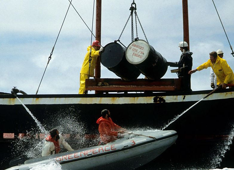 Activistas de Greenpeace tratando de impedir el depu00f3sito de los bidones submarinos en 1981 en una foto publicada por el CNRS