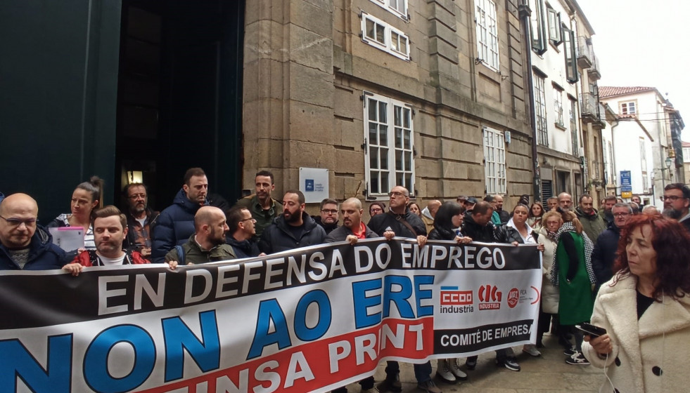 Archivo - Protesta de Einsa Print ante el Consello Galego de Relacións Laborais