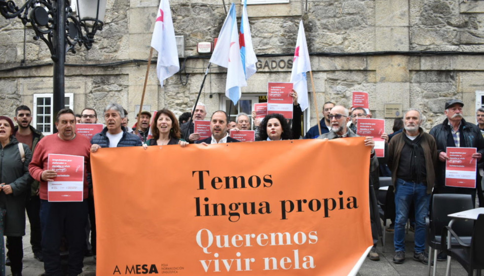 Los acusados y miembros de A Mesa frente al juzgado