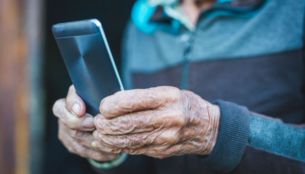 Persona mayor teléfono móvil