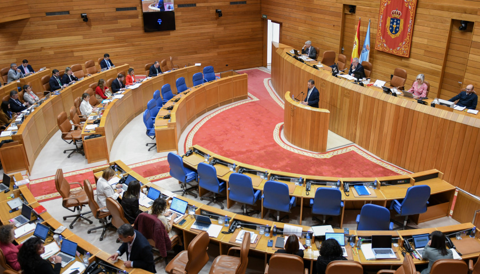 Archivo - El pleno del Parlamento de Galicia durante una comparecencia del exconselleiro do Mar Alfonso Villares.