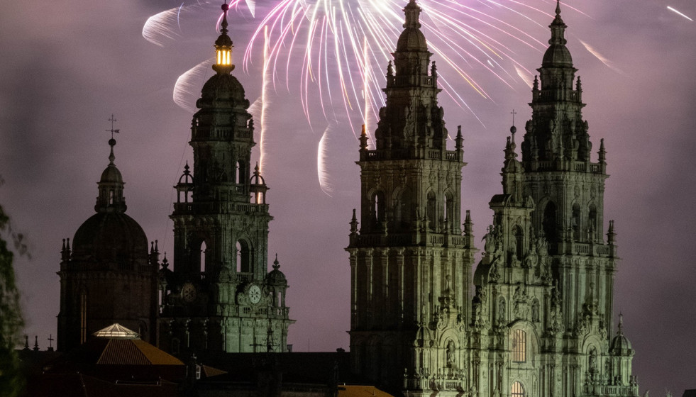 Archivo - Vista de fuegos artificiales durante los Fuegos del Apóstol en las Fiestas del Apóstol Santiago 2024, a 24 de julio de 2024, en Santiago de Compostela, A Coruña, Galicia (España).