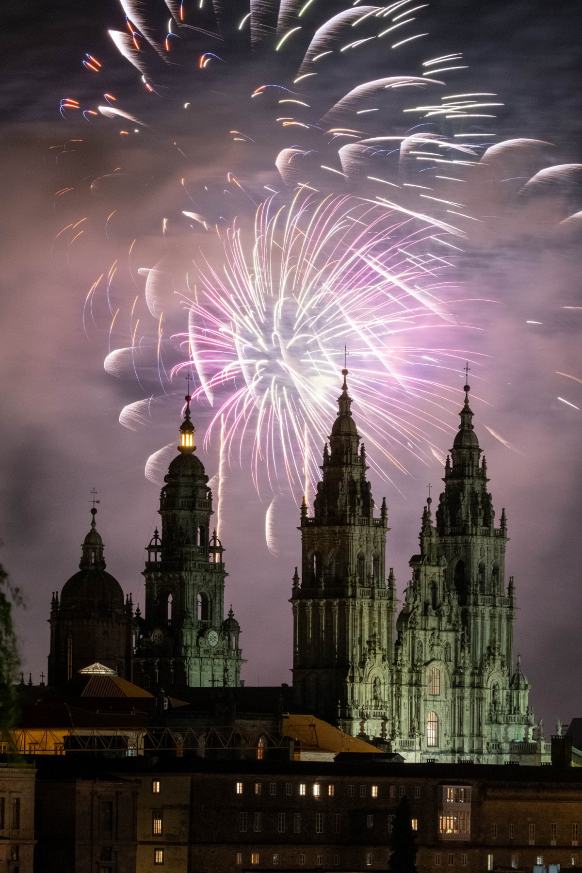 Archivo - Vista de fuegos artificiales durante los Fuegos del Apóstol en las Fiestas del Apóstol Santiago 2024, a 24 de julio de 2024, en Santiago de Compostela, A Coruña, Galicia (España).