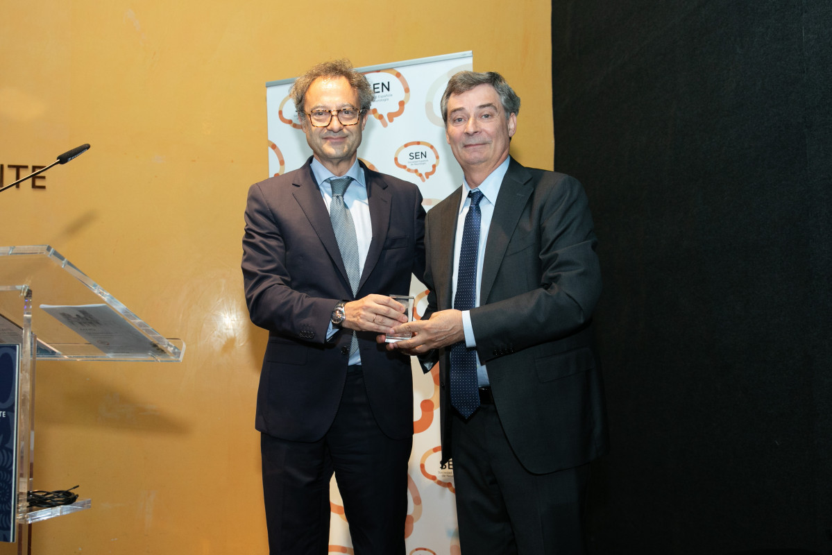 El  Dr. Prieto (derecha) recoge el Premio SEN de manos del Dr. Jesu00fas Porta, Presidente de la SEN