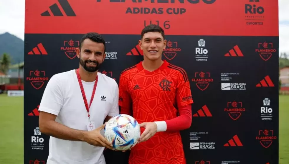 Caio Barone recibiendo el premio al mejor jugador del partido de la Copa Flamengo Adidas Sub 16, en 2022. Gilvan de Sousa  Flamengo