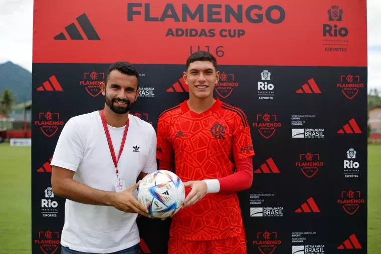 Caio Barone recibiendo el premio al mejor jugador del partido de la Copa Flamengo Adidas Sub 16, en 2022. Gilvan de Sousa  Flamengo