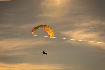 Archivo - Deportista practicando parapente en una imagen de archivo.