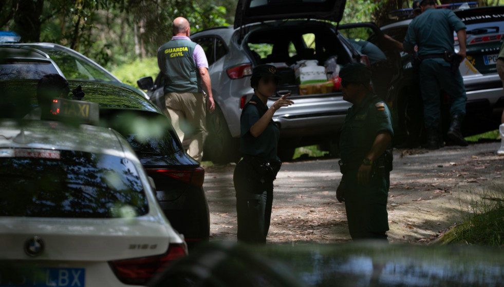 Agentes de la Guardia Civil en el lugar en el que se han encontrado los cuerpos.