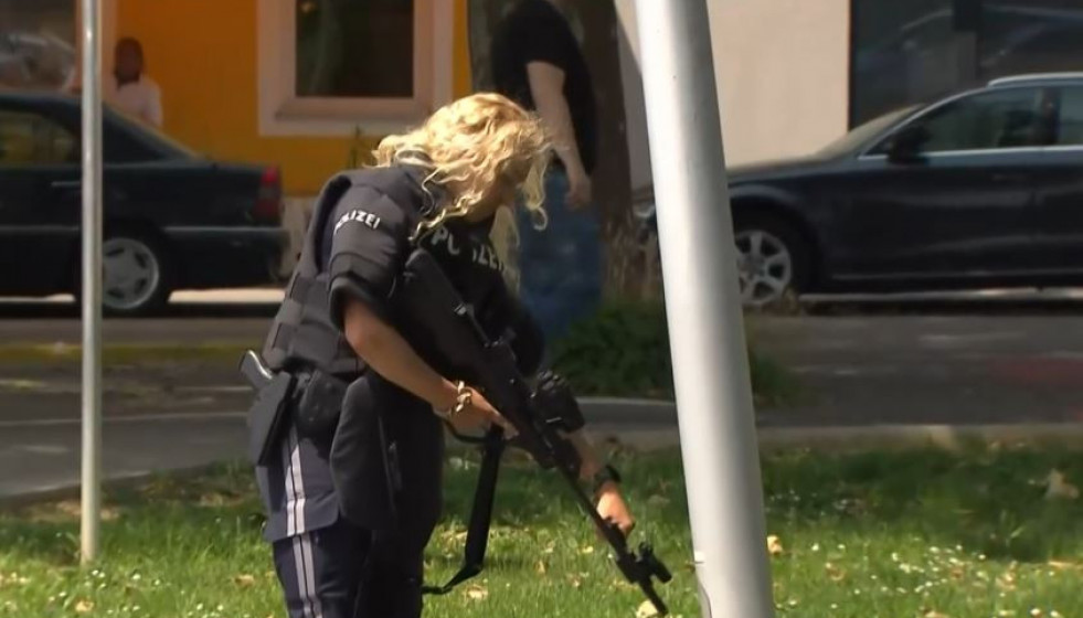Policía respondiendo a la masacre de Graz en Austria