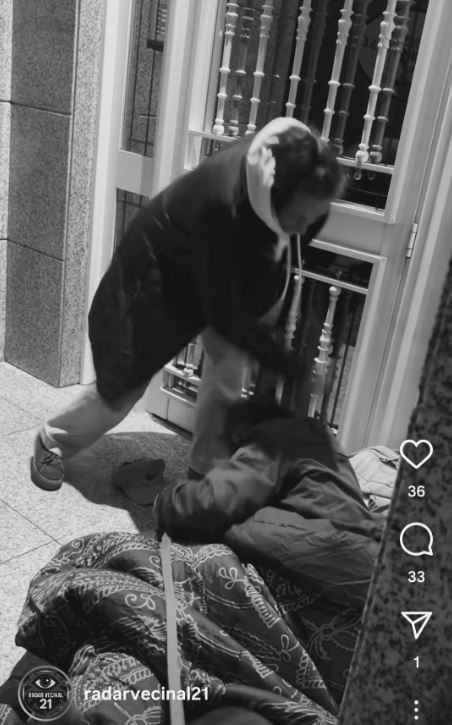 Supuesta agresiu00f3n a un indigente que dormu00eda en un portal difundida por Oui ches a partir de un vu00eddeo del grupo de Instagram Radar Vecinal 21, que ha sido eliminado