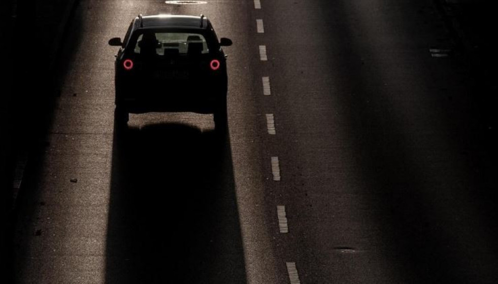 Coche conducidendo por la carretera