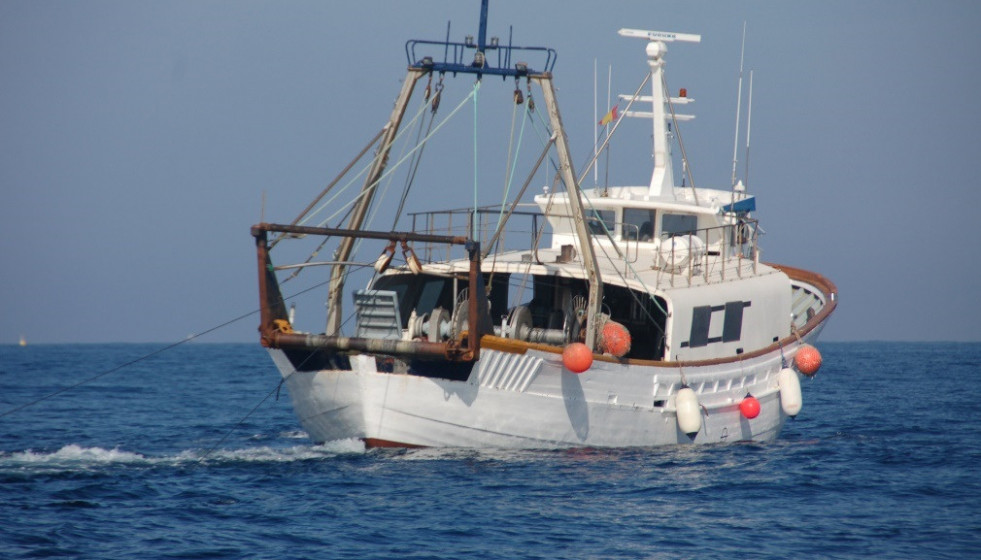 Archivo - Embarcación de la flota de arrastre