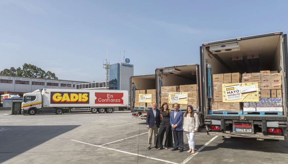 La directora de Marketing y RSC de GADISA Retail, Melisa Pagliaro, el director de Comunicación, José Luis Fernández Astray y la coordinadora de RSC, Lucía Santos, en una entrega simbólica
