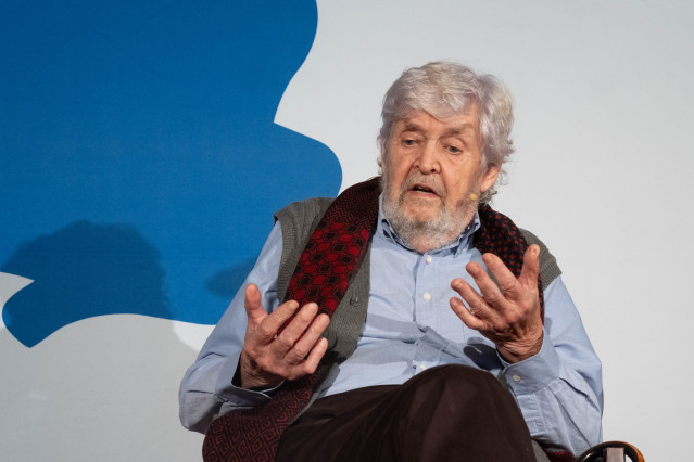 Archivo - El que fuera dirigente histórico del BNG, Xosé Manuel Beiras, durante un acto de campaña del BNG, en el Hotel Compostela, a 9 de febrero de 2024, en Santiago de Compostela.