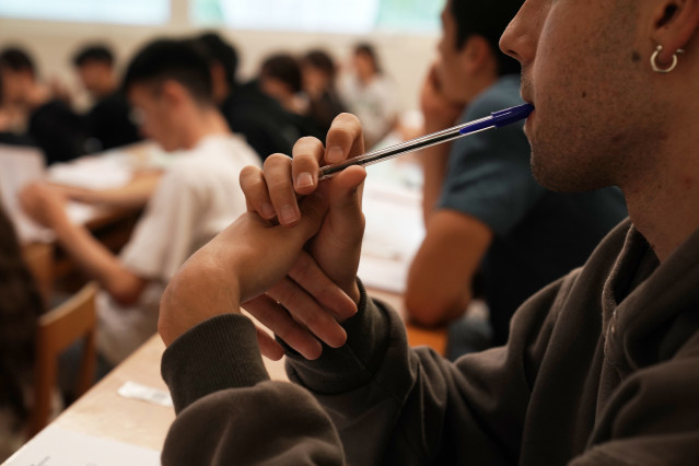 Archivo - Estudiantes preparados para realizar uno de los exámenes de las pruebas de acceso a la universidad 2023, en la facultad de Ciencias de la Comunicación de la Universidad de Santiago de Compostela, a 6 de junio de 2023, en Santiago de Compostela,