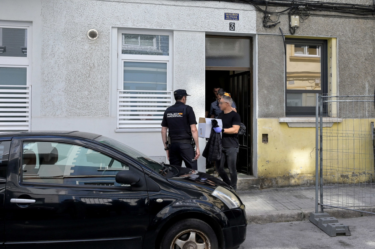 Varios agentes de la Policía Nacional en el lugar en el que han ocurrido los hechos, a 15 de junio de 2025, en A Coruña, Galicia (España).