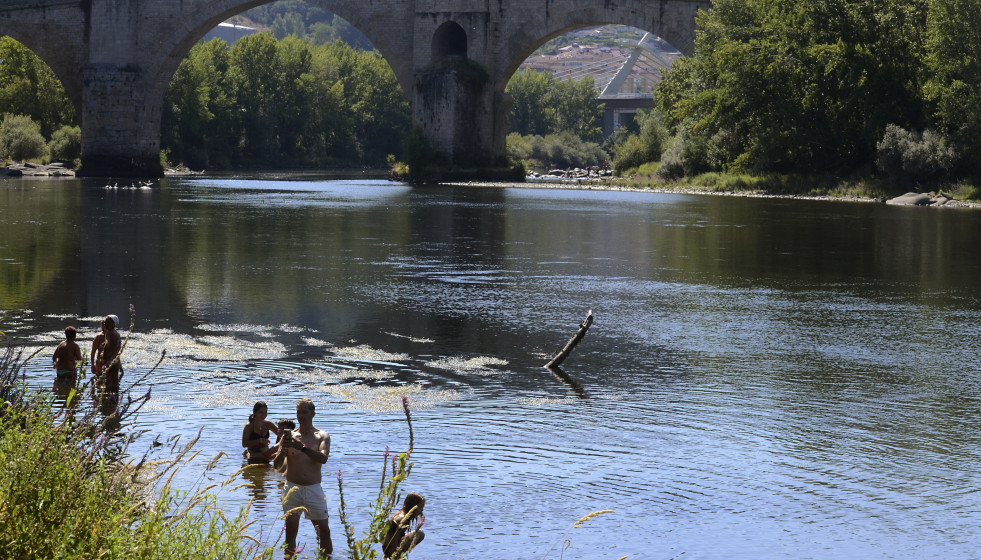 Archivo - Gente bañándose por la ola de calor en Ourense