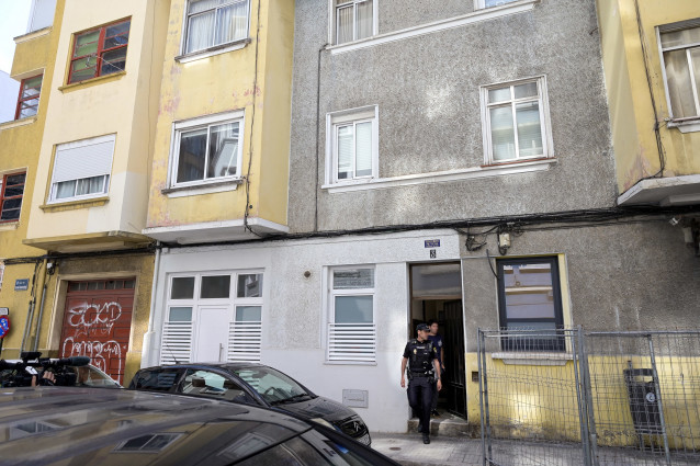 Dos agentes de la Policía Nacional en el lugar en el que han ocurrido los hechos