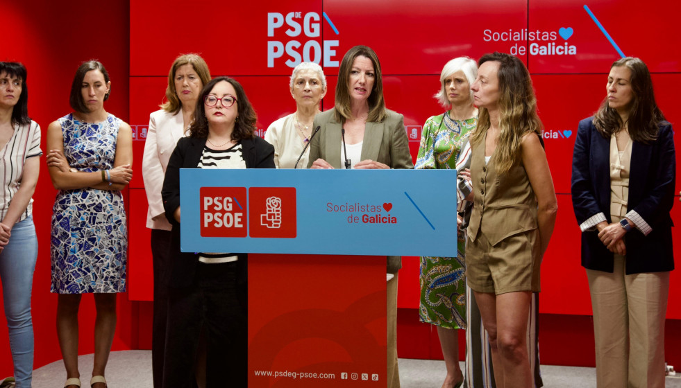 La secretaria de Organización del PSdeG, Lara Méndez, en rueda de prensa junto a distintas mujeres del partido