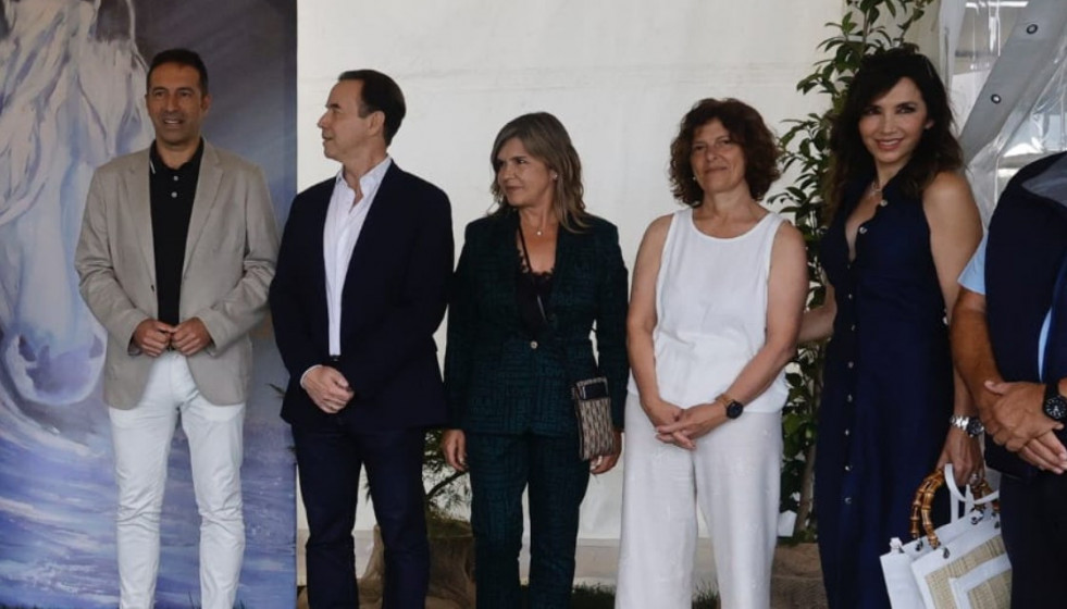 Villares, primero por la izquierda, y Lago, primera por la derecha, en una foto de la Xunta sobre Equiocio tomada en el verano de 2024 en la feria que organiza la famlia de la modelo