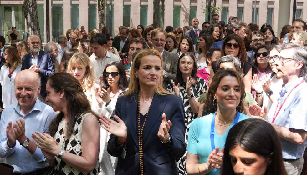 Jueces y fiscales durante un paro de diez minutos de asociaciones de jueces y fiscales, frente a Ciutat de la Justicia, a 11 de junio de 2025, en Barcelona, Cataluña (España). Jueces y fiscales de t