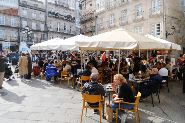 Archivo - Grupos de comensales sentados en una terraza de un establecimiento, a 23 de octubre de 2021, en Vigo, Galicia.