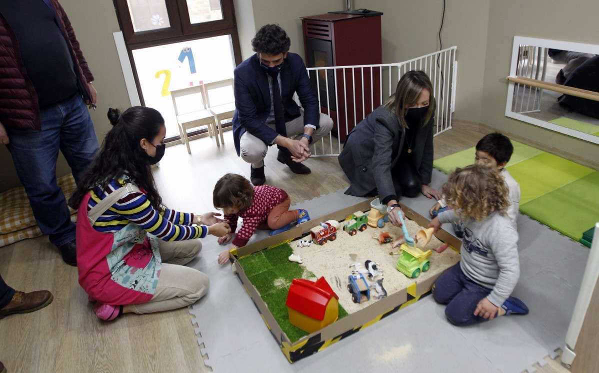 Archivo - La conselleira de Política Social, Fabiola García, durante su visita de este martes a la casa nido de Argalleiros de Navia de Suarna.