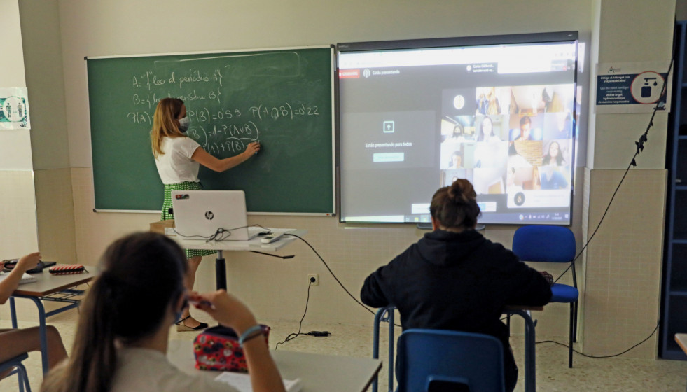 Archivo - Alumnos atienden durante una clase semipresencial de Matemáticas impartida por la jefa de Estudios, Celeste Molinero a alumnos de 4º de la ESO en el Colegio Ábaco, en Madrid (España), a