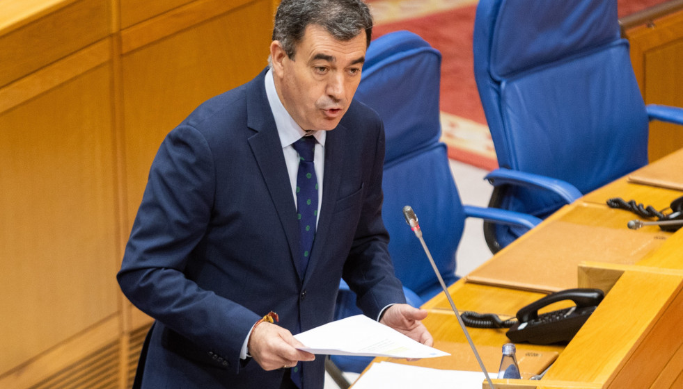 El conselleiro de Educación, Ciencia, Universidades e FP, Román Rodríguez, responde a una pregunta en el pleno del Parlamento de Galicia.