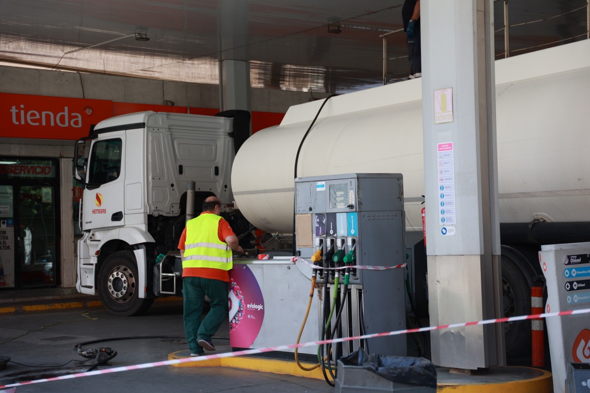 Un camión cisterna rellena el combustible de los depósitos de una gasolinera.