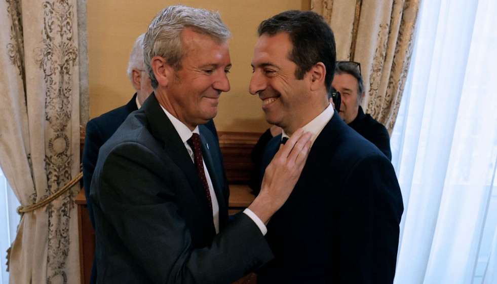 Alfonso Rueda en su abrazo a Alfonso Villares