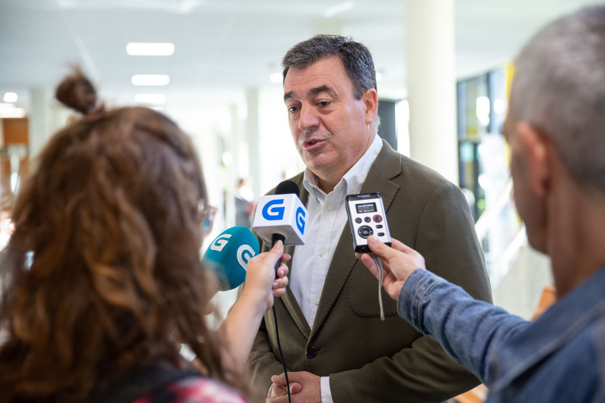 Archivo - El conselleiro de Cultura, Educación, FP e Universidades, Román Rodríguez, inaugura la jornada formativa para el profesorado.