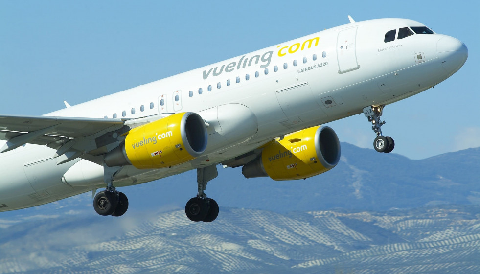 Archivo - Un avión de Vueling