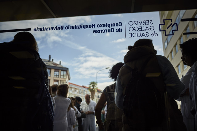 Archivo - Una señora espera en silla de ruedas en el Complexo Hospitalario Universitario durante la tercera jornada de la huelga de médicos gallegos, a 13 de abril de 2023, en Ourense, Galicia (España). Los médicos gallegos están llamados a secundar la hu