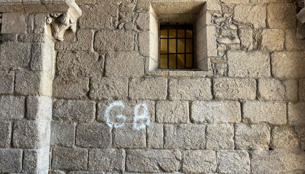 Pintada aparecida en el arco del Pazo de Xelmírez, fotografiada en la tarde del 30 de junio de 2025.