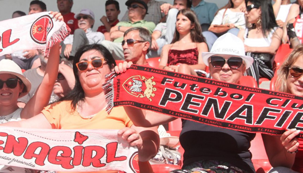 Mujeres hincha del Penafiel en una imagen de su X