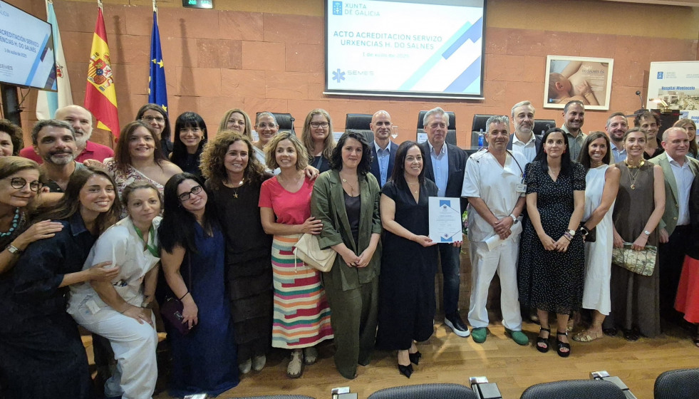 El conselleiro de Sanidade, Antonio Gómez Caamaño, en la entrega de una acreditación de calidad al servicio de urgencias del Hospital do Salnés.