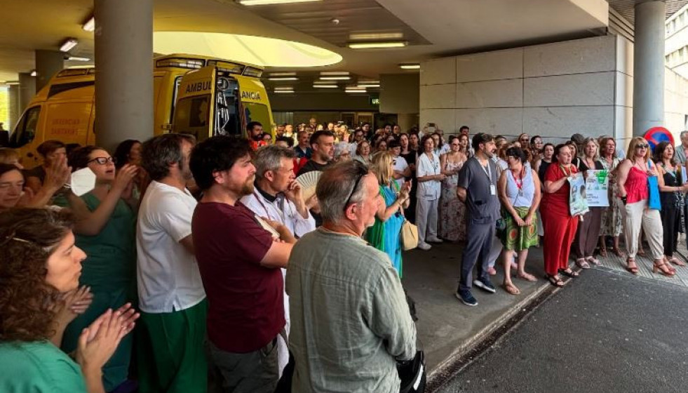 Concentración en urgencias del hospital de Ourense en repulsa de la agresión a una médica en una foto del Facebook de Inmaculada Moreiras