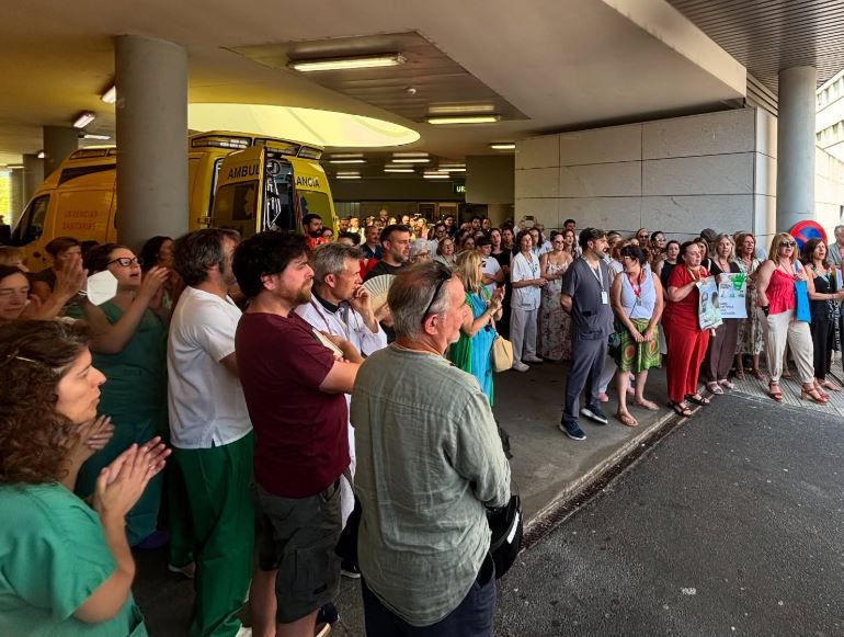 Concentraciu00f3n en urgencias del hospital de Ourense en repulsa de la agresiu00f3n a una mu00e9dica en una foto del Facebook de Inmaculada Moreiras