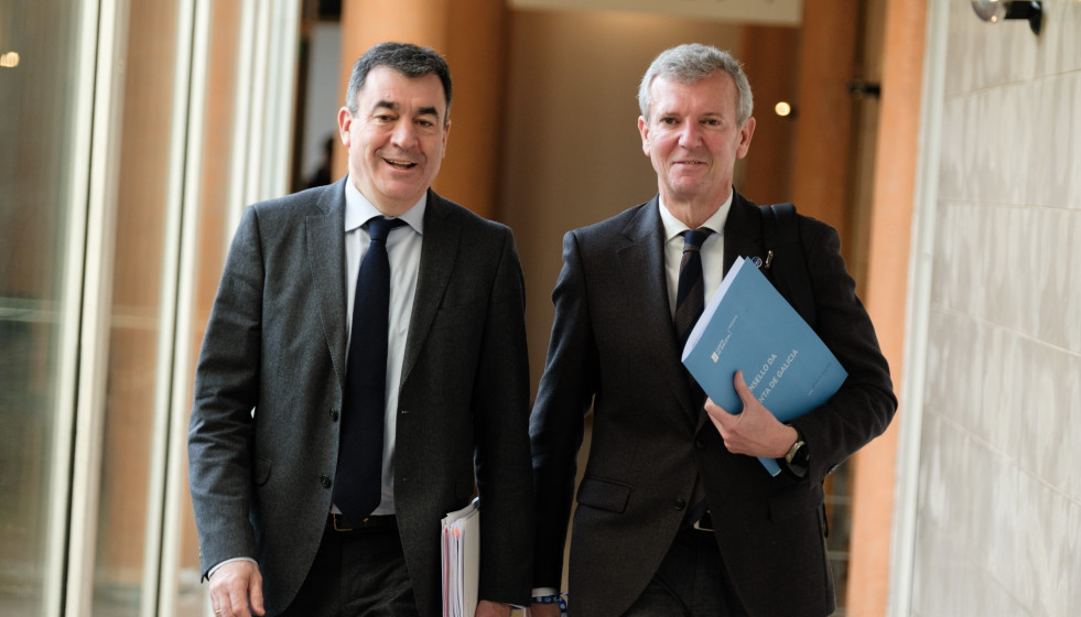 El conselleiro de Educación, Román Rodríguez, y el presidente de la Xunta de Galicia, Alfonso Rueda, tras la reunión del Consello de la Xunta, en San Caetano. Santiago de Compostela.
