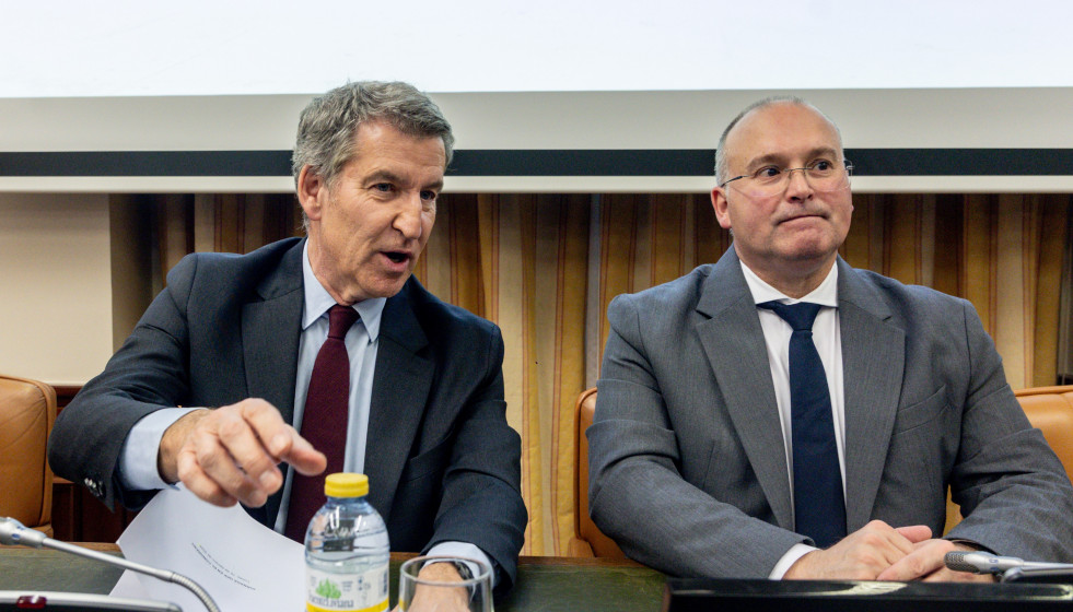 Archivo - El presidente del Partido Popular, Alberto Núñez Feijóo (i), y el portavoz del PP en el Congreso, Miguel Tellado (d), durante la jornada 'Contra la impunidad', en el Congreso de los Diput