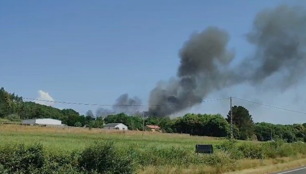 Incendio en una nave de una empresa de colchones en Palas de Rei (Lugo).