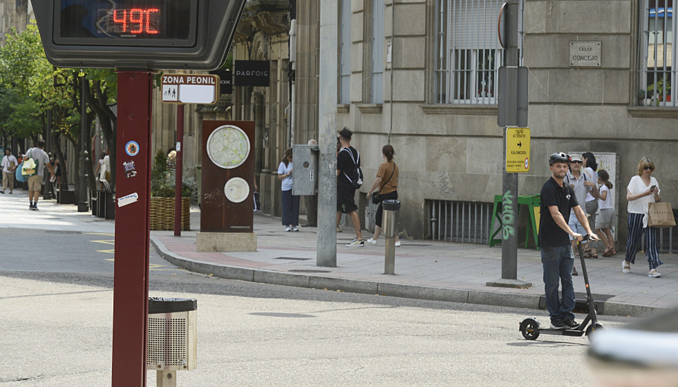 Archivo - Un termómetro marca 49 grados centígrados en la calle Concejo, durante la segunda ola de calor de verano en España, a 14 de julio de 2022, en xxx, Ourense, Galicia (España). La Direcció