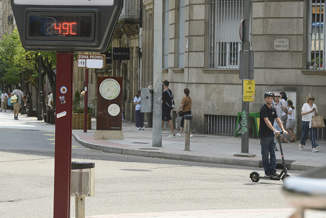 Archivo - Un termómetro marca 49 grados centígrados en la calle Concejo, durante la segunda ola de calor de verano en España, a 14 de julio de 2022, en xxx, Ourense, Galicia (España). La Dirección Xeral de Emerxencias e Interior de la Xunta ha activado pa