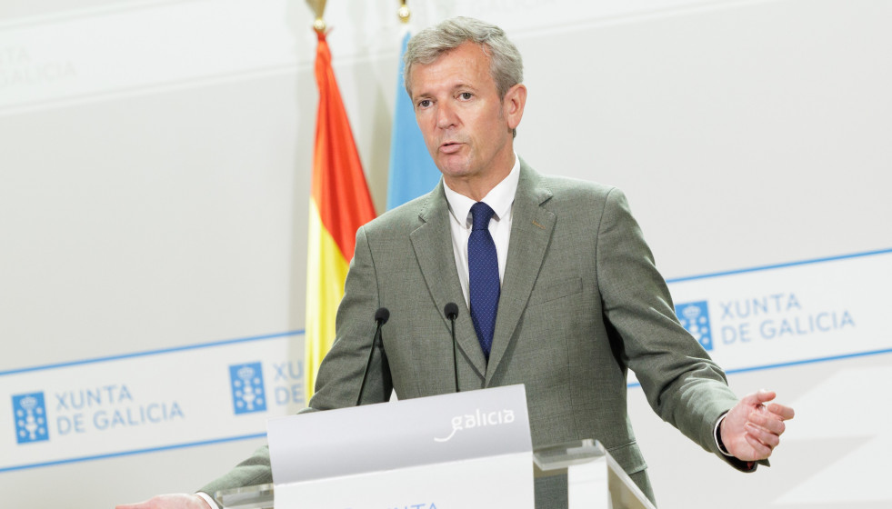 El titular do Executivo galego, Alfonso Rueda, acompañado por el conselleiro de Emprego, José González, en la rueda de prensa posterior a la reunión del Consello