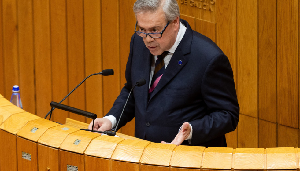 Archivo - El conselleiro de Sanidade, Antonio Gómez Caamaño, en el pleno del Parlamento de Galicia.