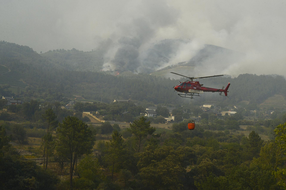 Archivo - Un helicóptero trabaja en la extinción del incendio, a 18 de julio de 2022, en O Barco de Valdeorras, Ourense, Galicia (España).