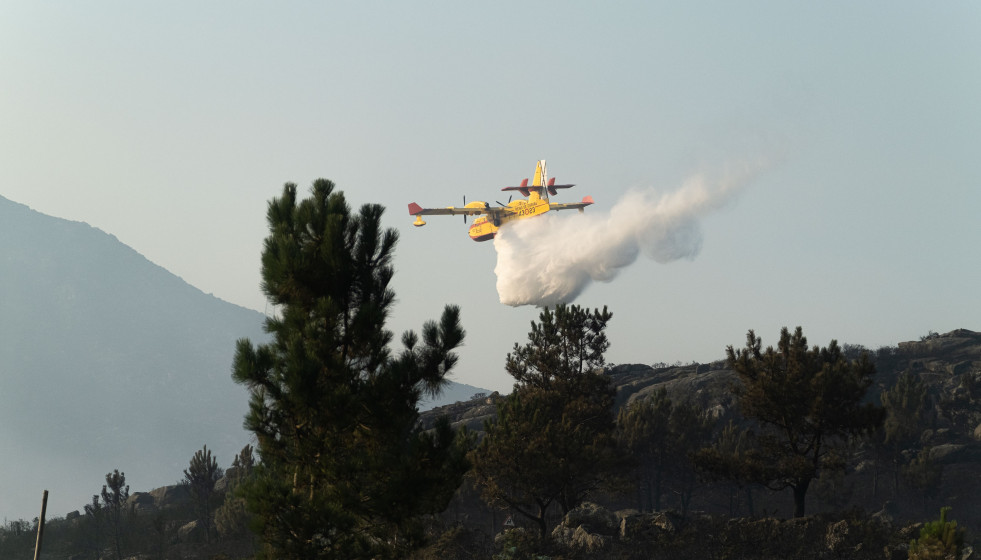 Archivo - Un avión de extinción de incendios trabaja en la extinción del incendio iniciado en Boiro, a 6 de agosto de 2022, en Boiro, A Coruña (Galicia). La Consellería do Medio Rural ha informad