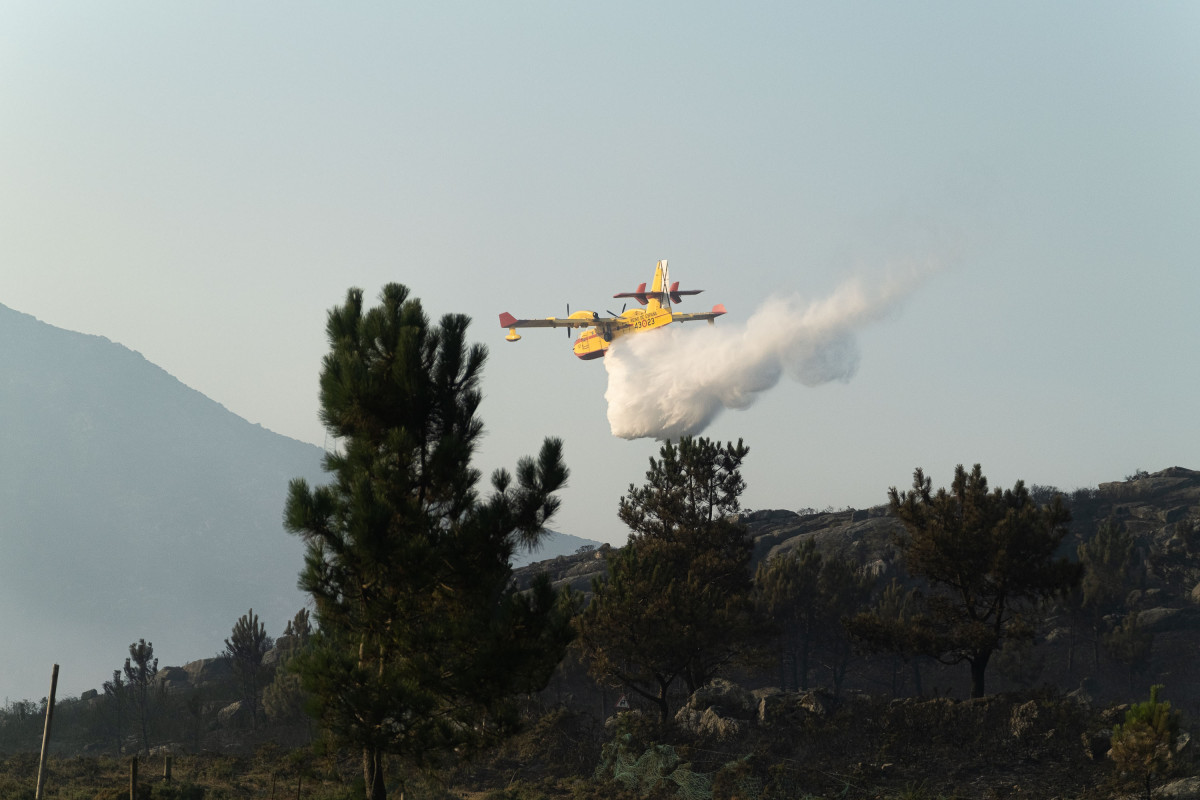 Archivo - Un avión de extinción de incendios trabaja en la extinción del incendio iniciado en Boiro, a 6 de agosto de 2022, en Boiro, A Coruña (Galicia). La Consellería do Medio Rural ha informad